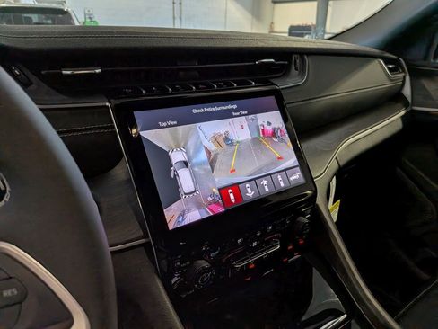 New 2025 Jeep Grand Cherokee Limited w/ Luxury Tech Group II image 19