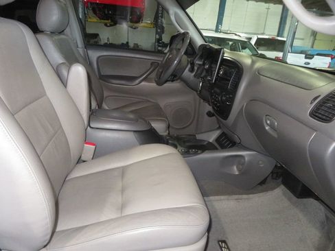 Used 2006 Toyota Sequoia SR5 AWD/4WD image 35