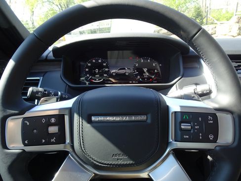 New 2025 Land Rover Discovery Dynamic SE image 28