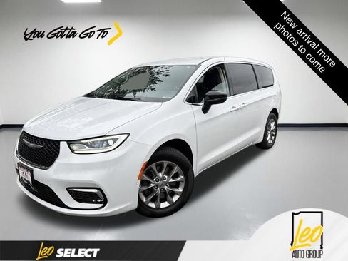 Used 2024 Chrysler Pacifica Touring-L AWD/4WD image 1