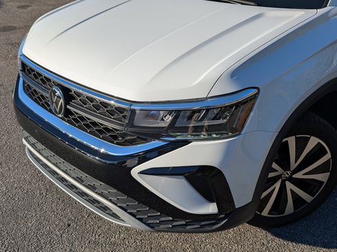 Used 2024 Volkswagen Taos SE image 13