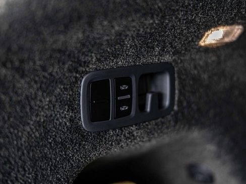 Used 2022 Bentley Bentayga AWD/4WD image 18