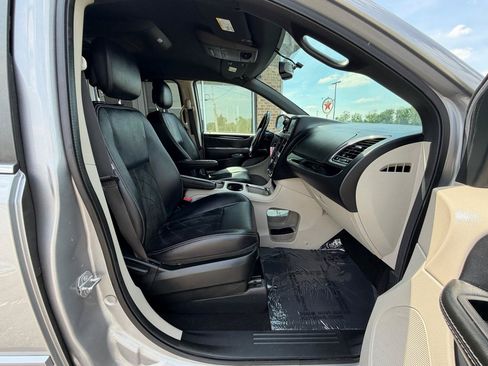 Used 2017 Dodge Grand Caravan SXT w/ Driver Convenience Group FWD image 29