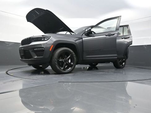 Used 2025 Jeep Grand Cherokee Limited w/ Black Appearance Package AWD/4WD image 42