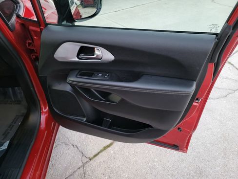 Used 2025 Chrysler Pacifica Limited image 11