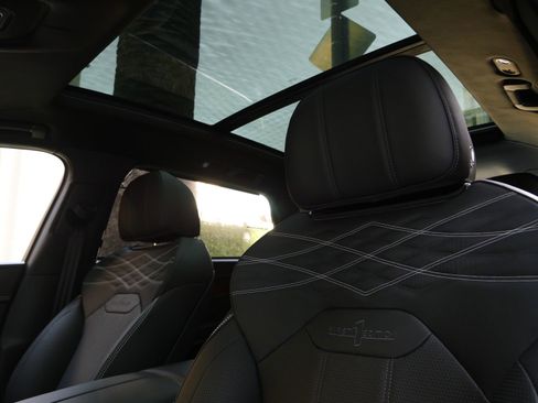 Used 2023 Bentley Bentayga Extended Wheelbase AWD/4WD image 18