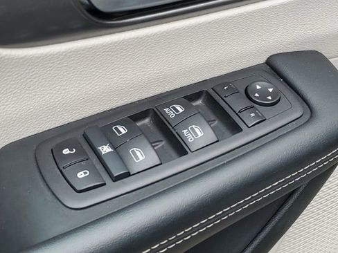 Used 2024 Chrysler Pacifica Touring-L FWD image 23