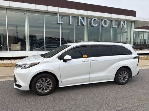 Used 2025 Toyota Sienna XLE image 2