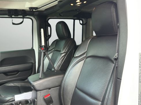 Used 2022 Jeep Wrangler Unlimited Sahara AWD/4WD image 32