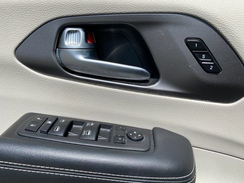 Used 2024 Chrysler Pacifica Touring-L FWD image 9