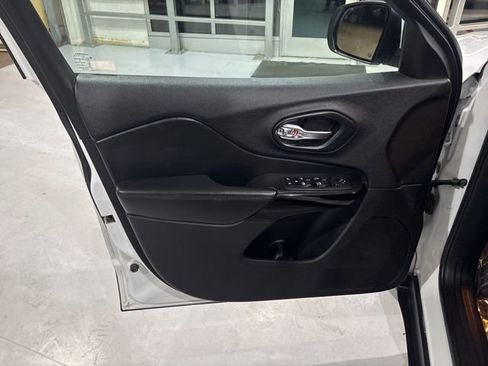 Used 2020 Jeep Cherokee Altitude image 9