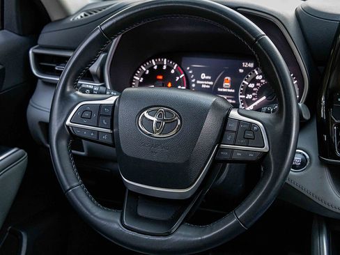 Used 2023 Toyota Highlander AWD image 9