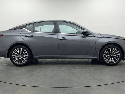 Used 2025 Nissan Altima 2.5 SV FWD image 13