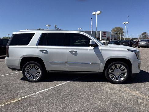 Used 2017 Cadillac Escalade Platinum image 2