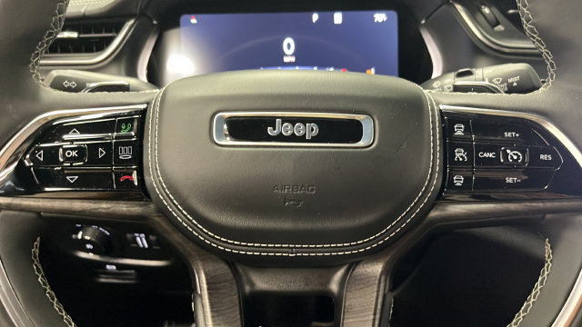 Used 2025 Jeep Grand Cherokee Overland AWD/4WD image 16