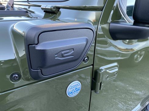 Used 2024 Jeep Wrangler Sahara w/ Technology Group image 10