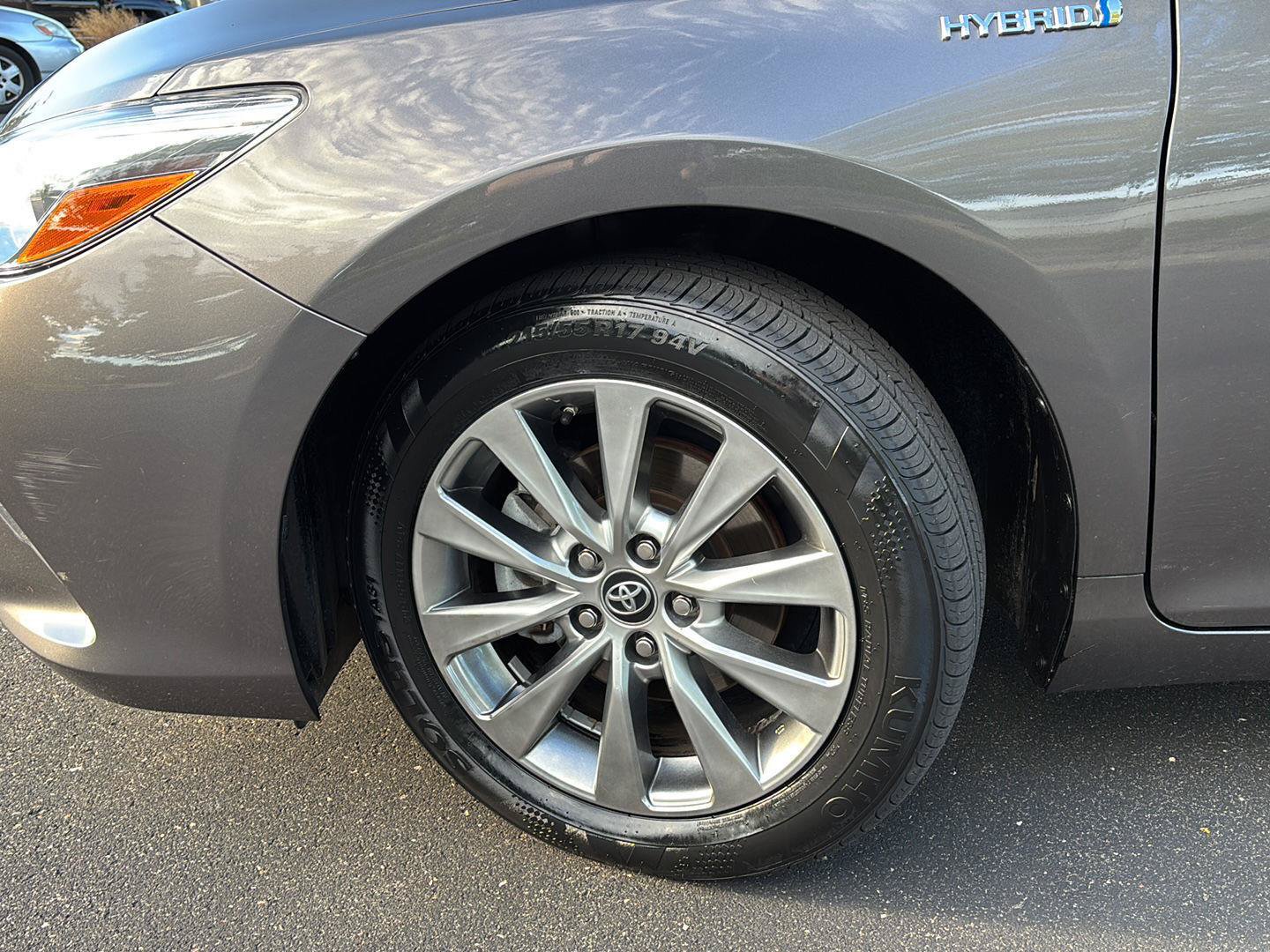 Used 2017 Toyota Camry XLE w/ Moonroof Package FWD image 5