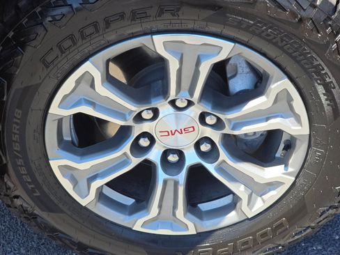 Used 2025 GMC Sierra 1500 SLE AWD/4WD image 3