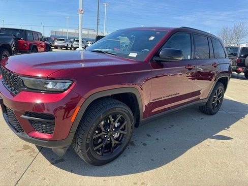 Certified 2025 Jeep Grand Cherokee Altitude image 3
