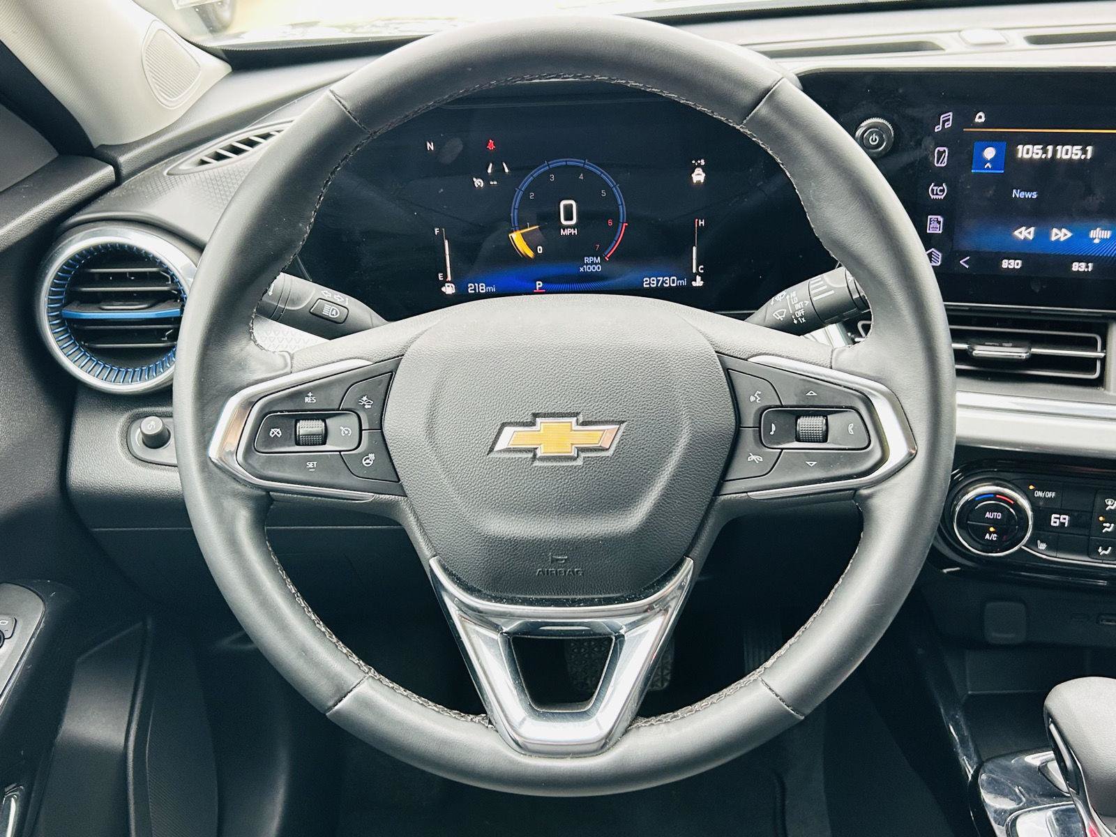 Used 2025 Chevrolet Trax LT w/ LT Convenience Package FWD image 13