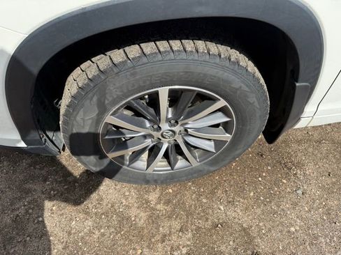 Used 2018 Toyota Highlander XLE AWD/4WD image 11