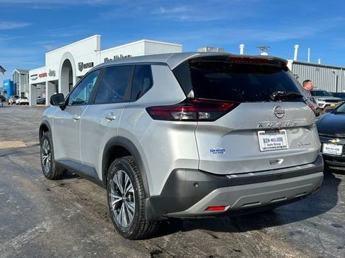 Used 2023 Nissan Rogue SV image 2