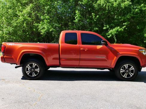 Used 2016 Toyota Tacoma TRD Sport w/ Towing Package RWD image 28
