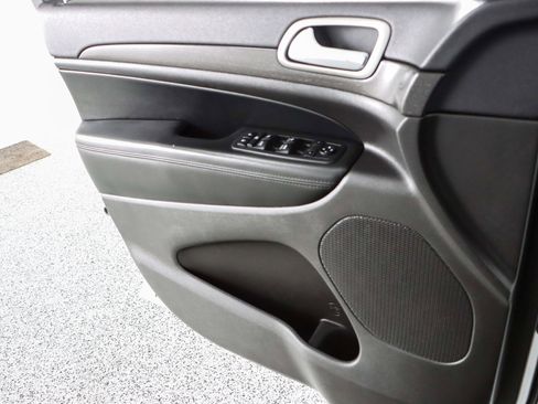 Used 2018 Jeep Grand Cherokee Altitude image 22