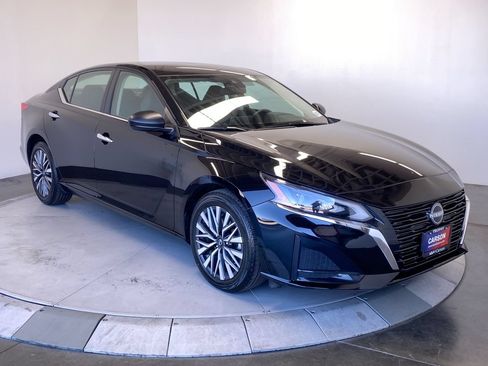 Used 2025 Nissan Altima 2.5 SV FWD image 7