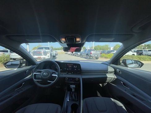 Used 2022 Hyundai Elantra SEL image 26