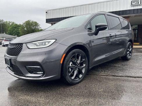 Used 2023 Chrysler Pacifica Touring-L w/ S Appearance Package FWD image 9