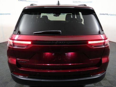 Used 2024 Jeep Grand Cherokee Altitude AWD/4WD image 7