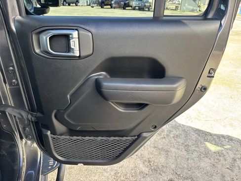 Used 2023 Jeep Gladiator Sport image 19