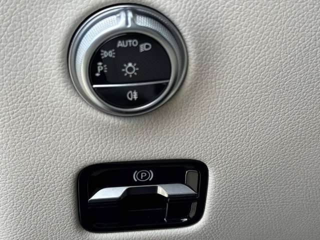 Used 2025 Mercedes-Benz GLC 300 4MATIC image 21