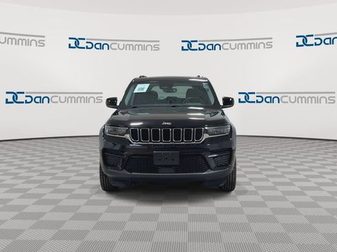 Used 2022 Jeep Grand Cherokee Laredo w/ Luxury Tech Group I AWD/4WD image 3