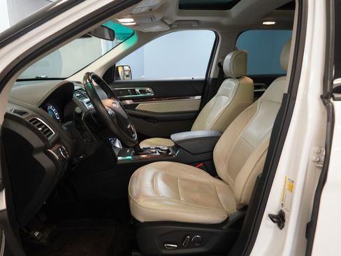 Used 2017 Ford Explorer Platinum image 6