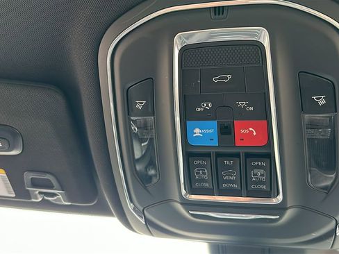 Used 2024 Jeep Grand Cherokee L Limited w/ Luxury Tech Group II AWD/4WD image 24