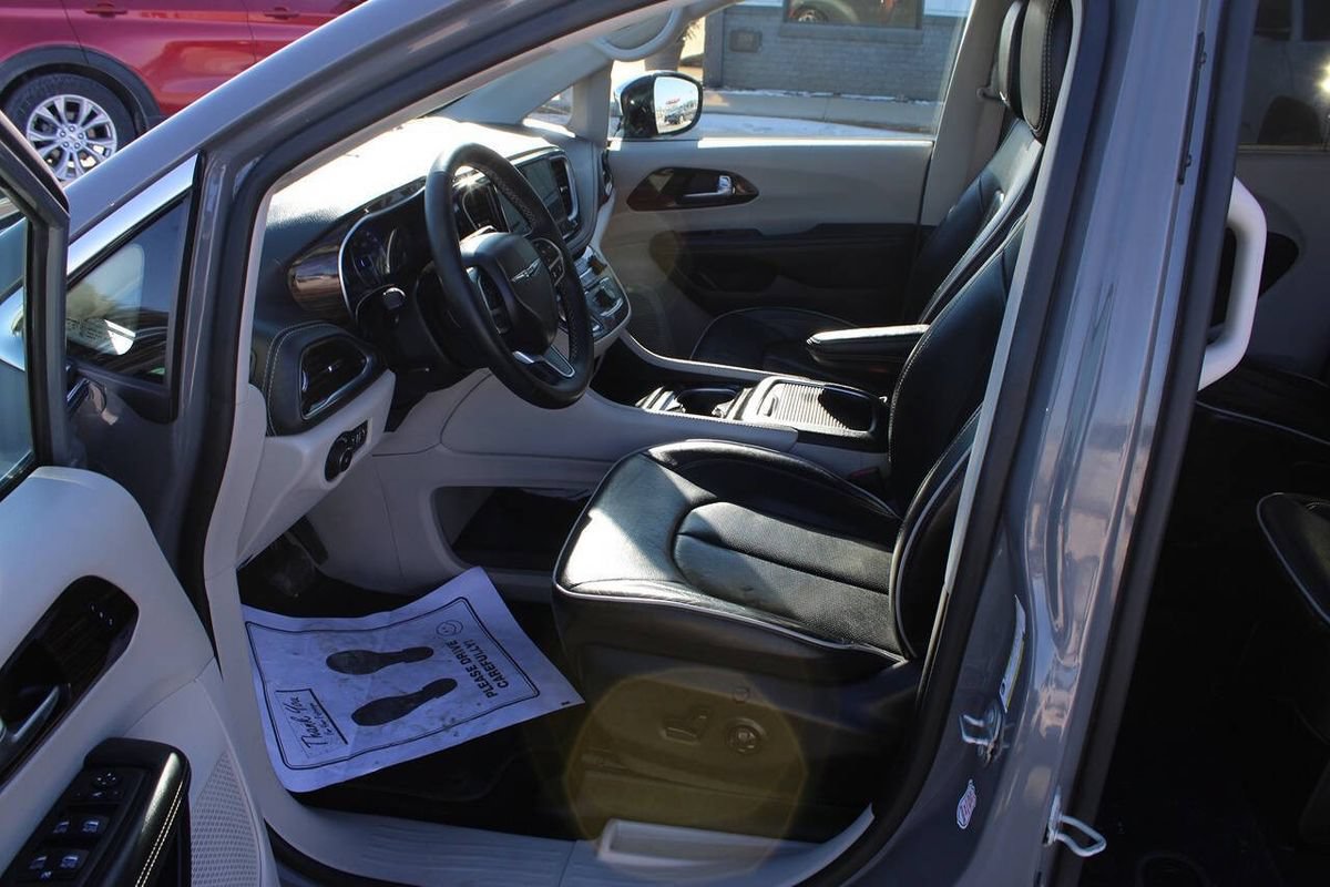 Used 2023 Chrysler Pacifica Limited FWD image 15