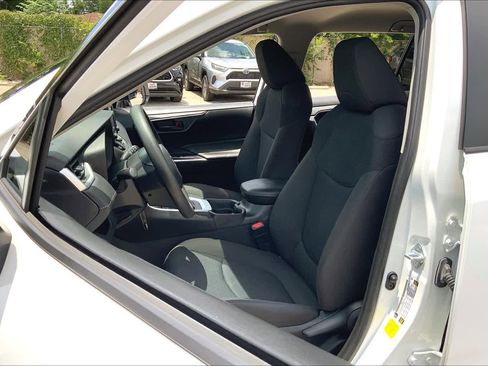 Used 2019 Toyota RAV4 LE FWD image 8