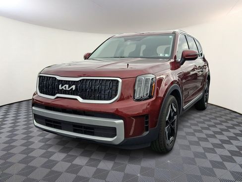 Used 2024 Kia Telluride EX w/ EX Captain's Chair Package AWD/4WD image 3