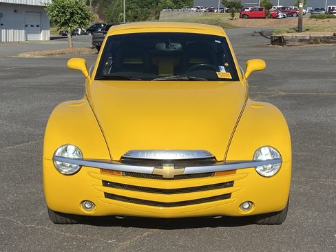 Used 2004 Chevrolet SSR w/ Preferred Equipment Group RWD image 2
