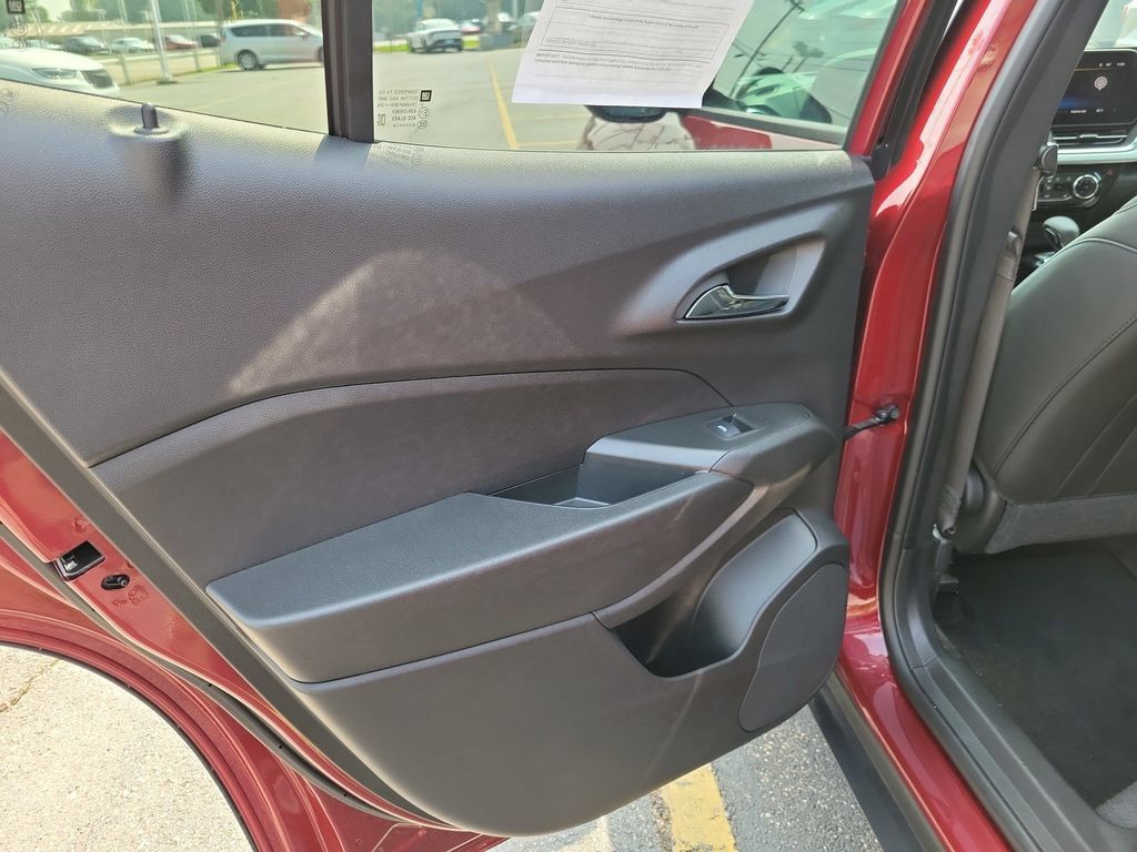 Used 2025 Chevrolet Trax LT w/ Driver Confidence Package FWD image 19
