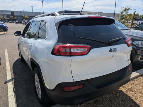 Used 2018 Jeep Cherokee Latitude w/ Safety Group FWD image 4