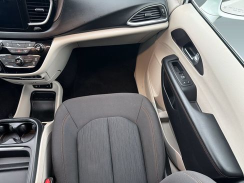 Used 2020 Chrysler Pacifica Touring FWD image 28