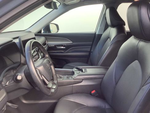 Used 2024 Toyota Grand Highlander AWD image 2
