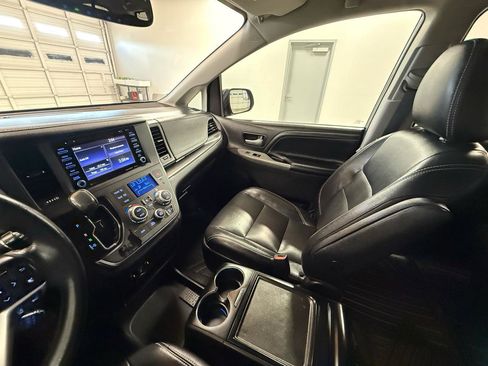 Used 2019 Toyota Sienna SE FWD image 19