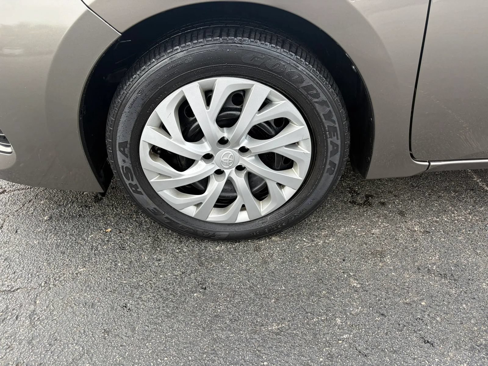 Used 2017 Toyota Corolla LE FWD image 12