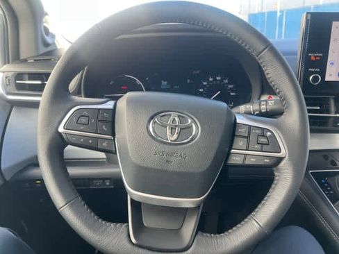 Used 2025 Toyota Sienna XLE w/ XLE Plus Package image 27