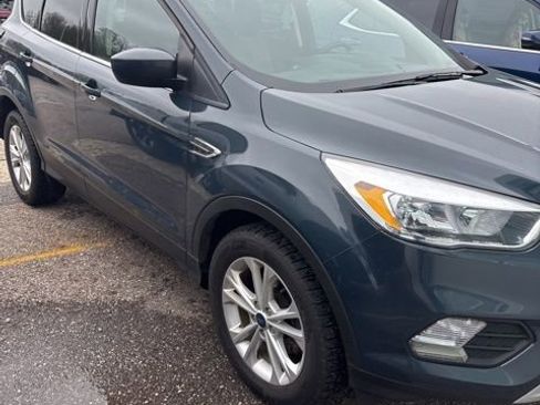 Used 2019 Ford Escape SE FWD image 2