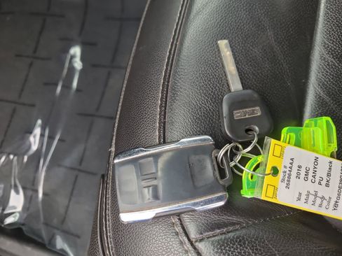 Used 2016 GMC Canyon SLT w/ Driver Alert Package image 28